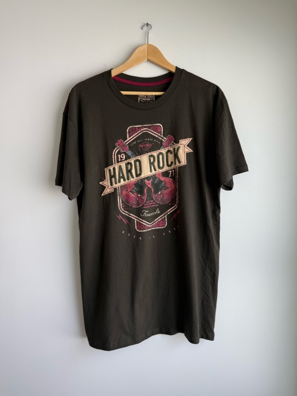 Hard Rock Cafe Foxwoods Graphic Tee Black Pink Guitar Size L